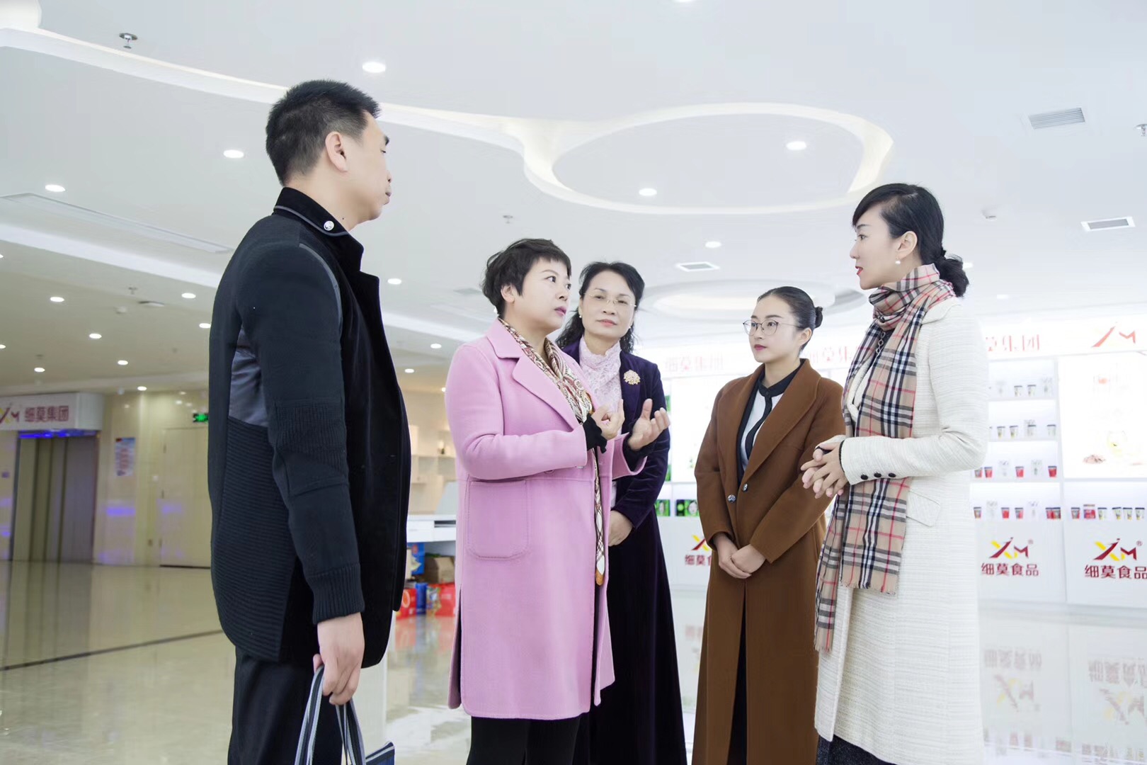 細(xì)莫受到高度贊揚(yáng)--開福區(qū)委常委、統(tǒng)戰(zhàn)部長(zhǎng)何惠風(fēng)領(lǐng)導(dǎo)及工商聯(lián)領(lǐng)導(dǎo)一行到訪細(xì)莫食品