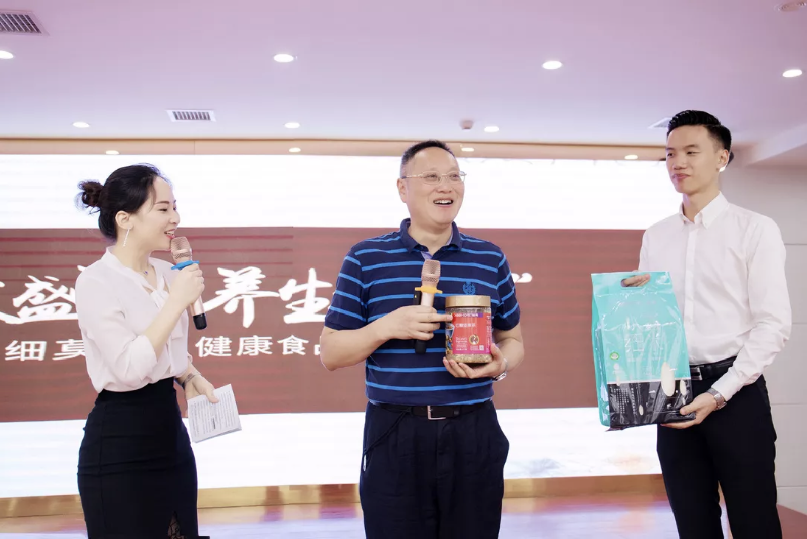 中醫(yī)養(yǎng)生專家李定文教授為細(xì)莫紅糖堅(jiān)果茶打CALL！